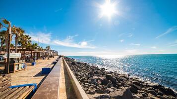 Chaises longues, serviettes de plage
