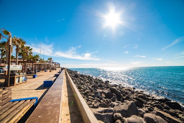 サンラウンジャー、ビーチタオル