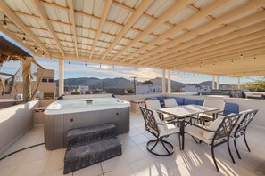 Outdoor dining - 3 Story Home 3BR 2BA Family Fun by the Sea Rooftop Jacuzzi + Heated Pool (Bahía la Choya)