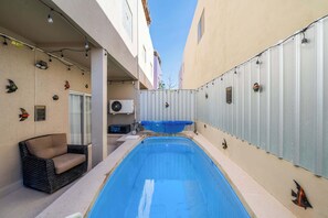 Utomhuspool och uppvärmd pool