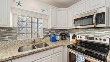 Frigorifero, microonde, forno, piano cottura