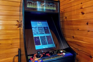 Games room - Family Cabin by Dollywood 3B/2B just mins from parkway w/Hot Tub/Arcade/Billard (Pigeon Forge)