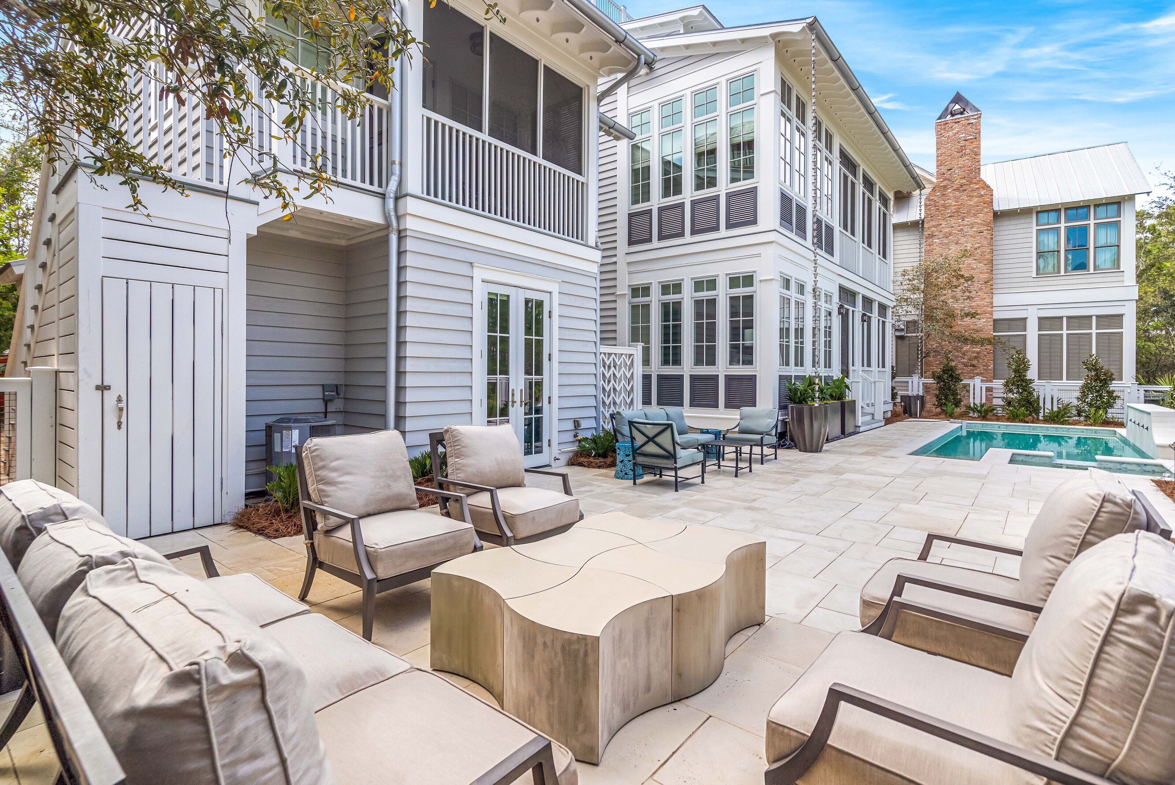 Private Pool, Golf Cart, 2 Min to Beach, Must See