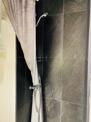 Sèche-cheveux, serviettes fournies, papier toilette