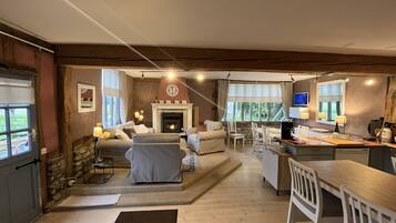 Smart TV, fireplace, stereo