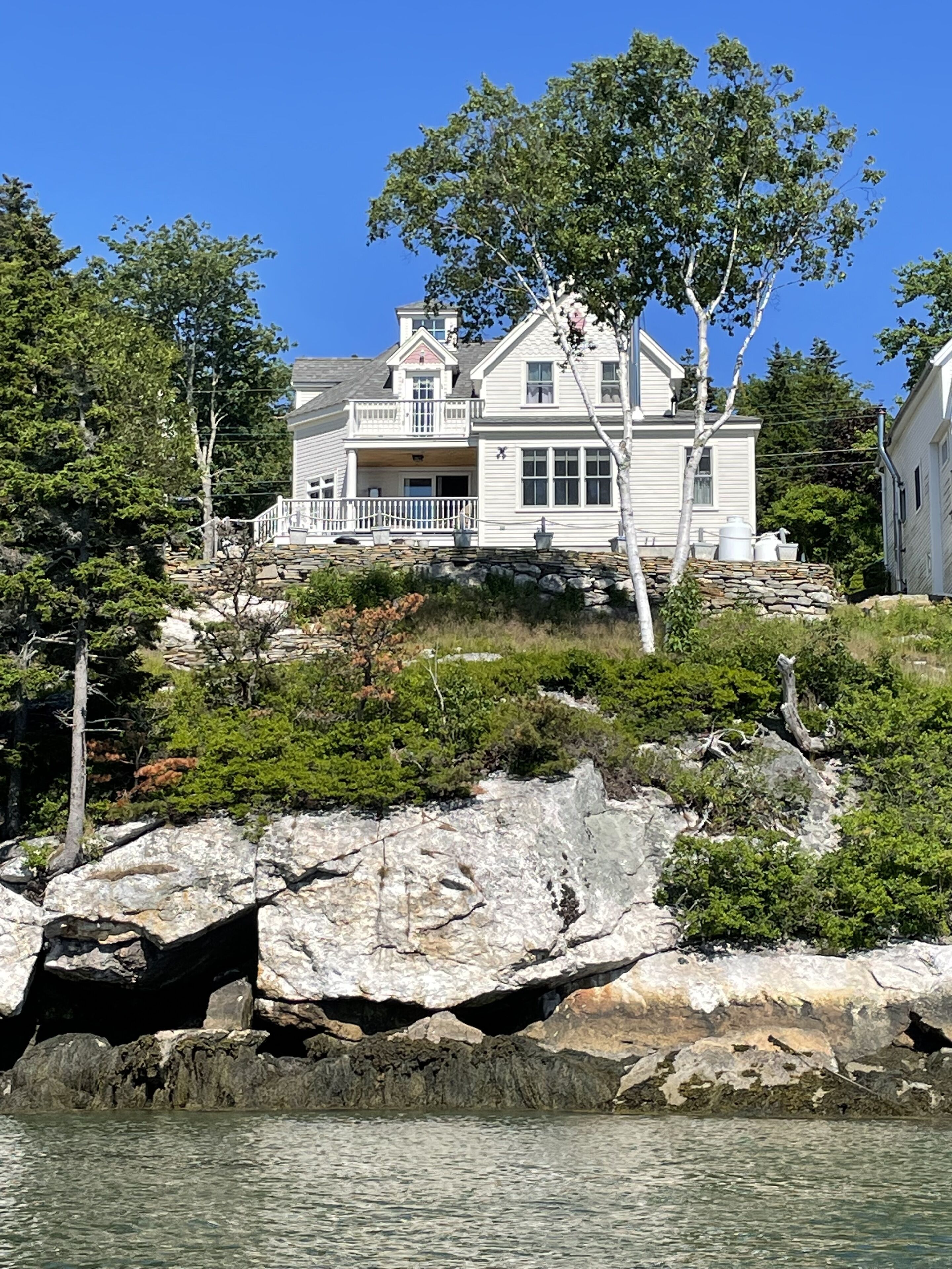 Waterfront Cottage, Stunning Master BDR with Balcony, 3 full baths, Scenic views