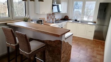 Kühlschrank, Mikrowelle, Ofen, Herdplatte