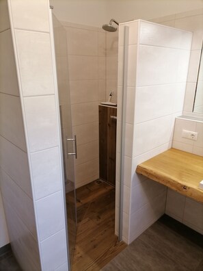 Badewanne, Haartrockner, HandtĂŒcher, Seife