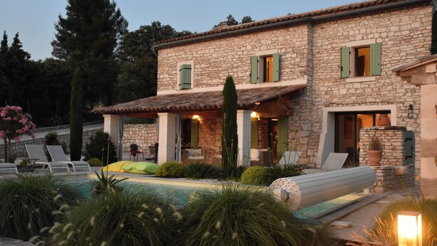 A stone villa with a swimming pool, outdoor seating, and a well-maintained garden. - Stone house, private pool, panoramic view, close to the Gorges de l'Ardèche (Orgnac-l'Aven)