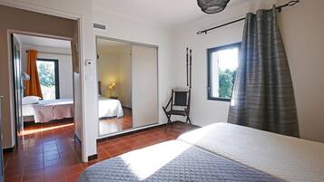 5 bedrooms, iron/ironing board, free WiFi, bed sheets