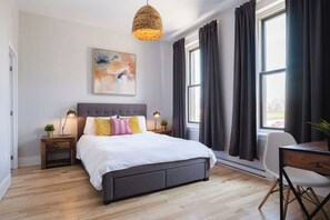 3 間睡房、書桌、熨斗/熨衫板、可攜式嬰兒床