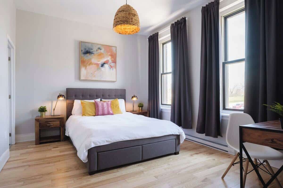 3 slaapkamers, een bureau, een strijkplank/strijkijzer, reisbedje