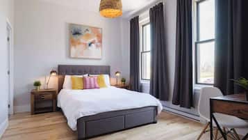 3 slaapkamers, een bureau, een strijkplank/strijkijzer, reisbedje