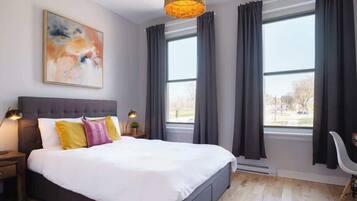 3 habitaciones, escritorio y tabla de planchar con plancha