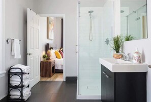 Baignoire, sèche-cheveux, serviettes fournies, shampoing