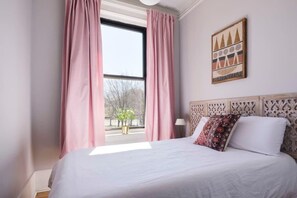 4 habitaciones, camas con efecto memoria y escritorio 