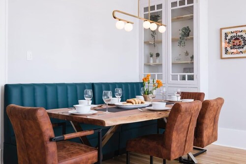MTLVR #17 | Mount-Royal Park gem, sleeps 12