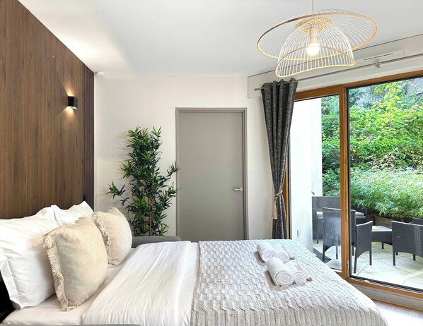 Iron/ironing board, travel cot, WiFi, bed sheets