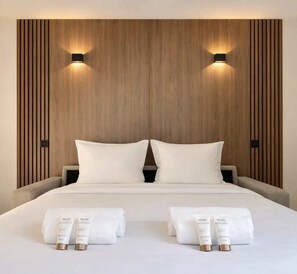 Iron/ironing board, travel cot, WiFi, bed sheets