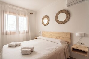4 bedrooms, iron/ironing board, free WiFi, bed sheets