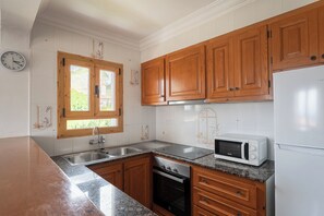Refrigerador, microondas, cafetera y tetera y tostadora 