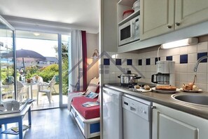 Kühlschrank, Mikrowelle, Wasserkocher mit Kaffee-/Teezubehör