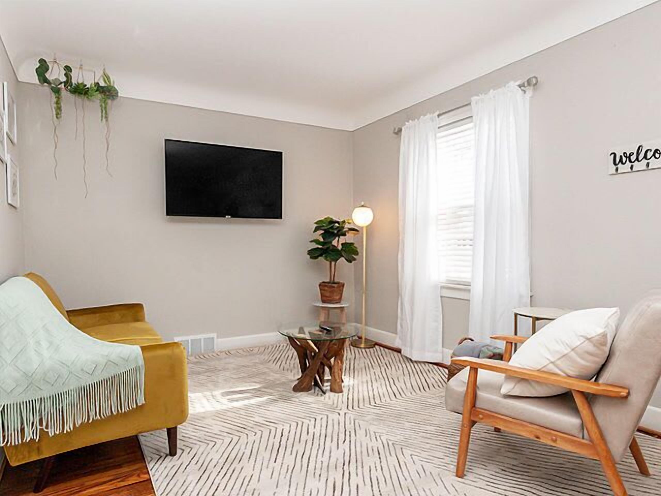 Comfortable 2 Bedroom Home in Hazel Park