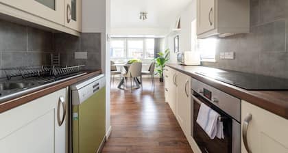 City Center,2 Bedroom Apartment with Parking