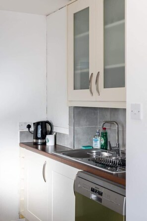 Kühlschrank, Mikrowelle, Ofen, Geschirrspüler