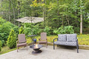 Terrace/patio - DEC-FEB MONTHLY 50% OFF The Funky Fuji @Backyard 🍎 Cottages (Flat Rock)