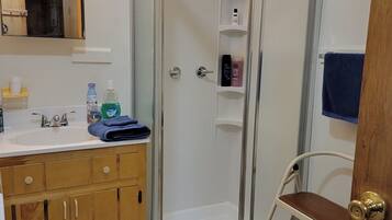 Badkar/dusch, hårtork, handdukar och tvål