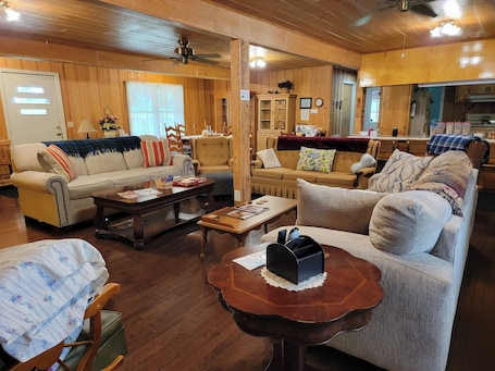 TV connectée, cheminée, livres. Ranch Style Cypress House with a View and Catch-N-Release Fishing