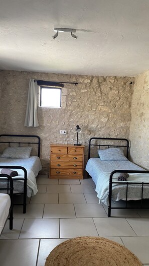 4 chambres, fer et planche à repasser, lit parapluie, Wi-Fi gratuit