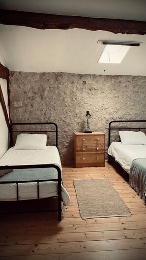 4 chambres, fer et planche à repasser, lit parapluie, Wi-Fi gratuit