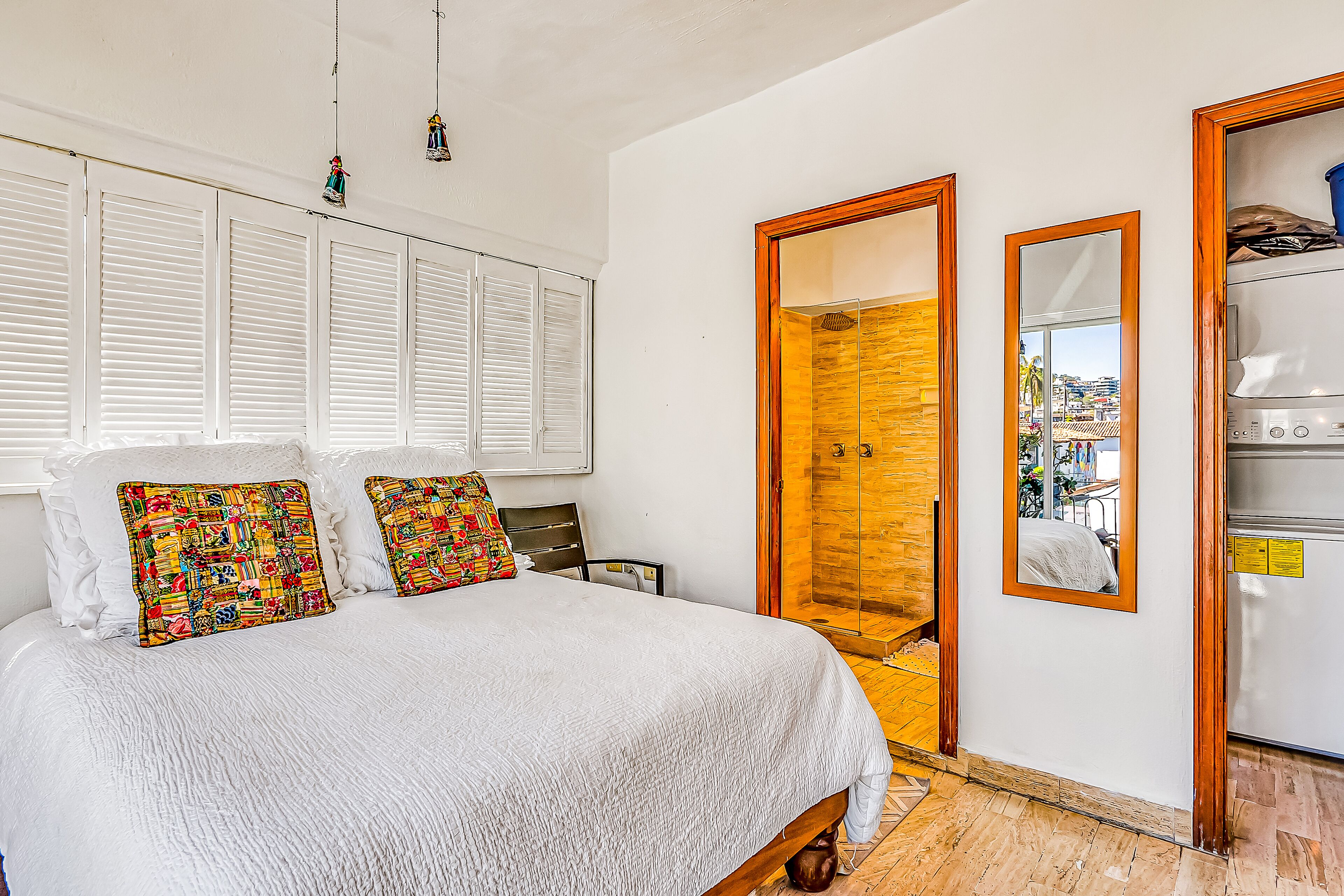 Downtown apt steps from the beach w/balcony, partial ocean views, & partial a/c