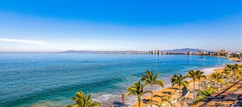 Downtown Malecon beach front, AC, walk to restaurant/bars, rooftop 360 views