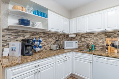 Beautiful 2 bd condo in Tropical Oasis-Steps to beach/Coligny & Celebration Park