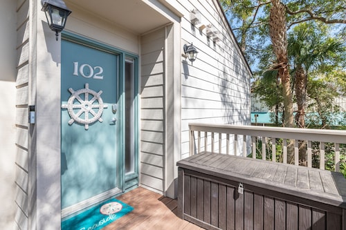 Beautiful 2 bd condo in Tropical Oasis-Steps to beach/Coligny & Celebration Park