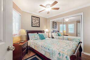 1 bedroom, Internet, bed sheets - Beachfront condo with heated pool, balcony views, hot tub & W/D (Galveston)