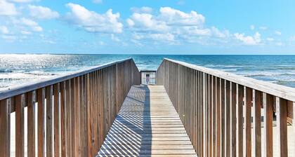 Beachfront condo with heated pool, balcony views, hot tub & W/D