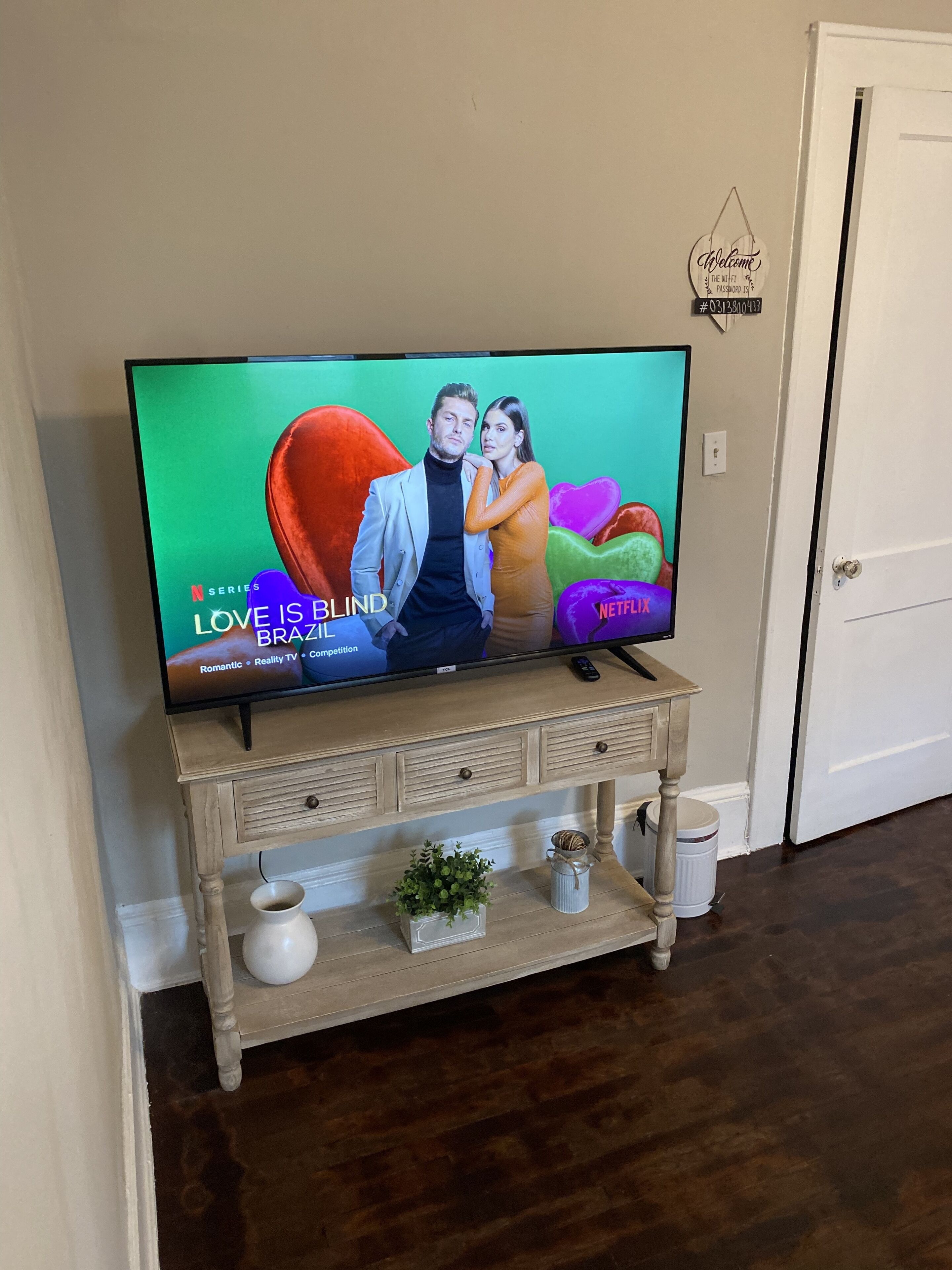 Cozy Boho Apartment ~5 mins from ✈️ Sleeps 4. Historical Area