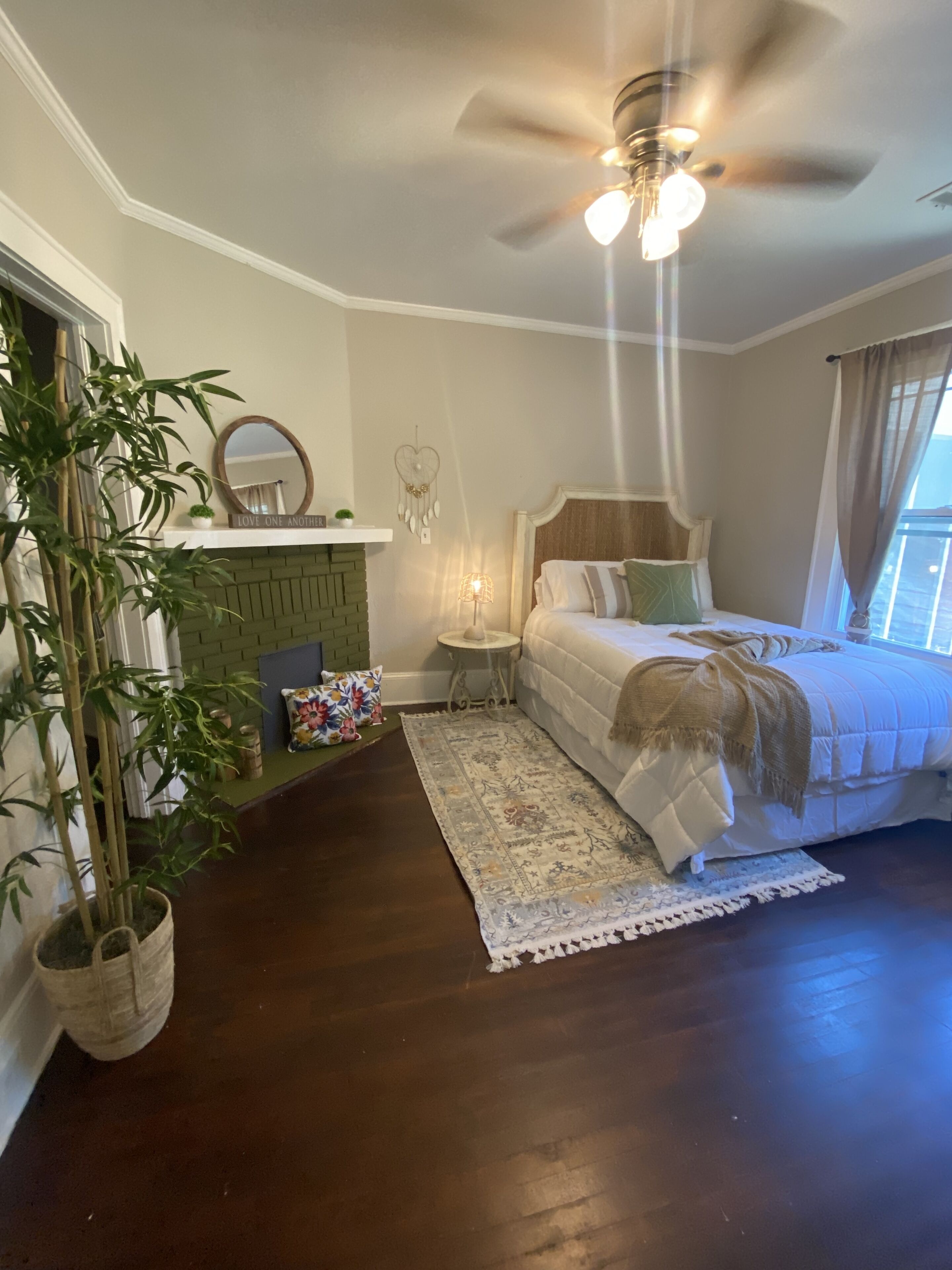 Cozy Boho Apartment ~5 mins from ✈️ Sleeps 4. Historical Area