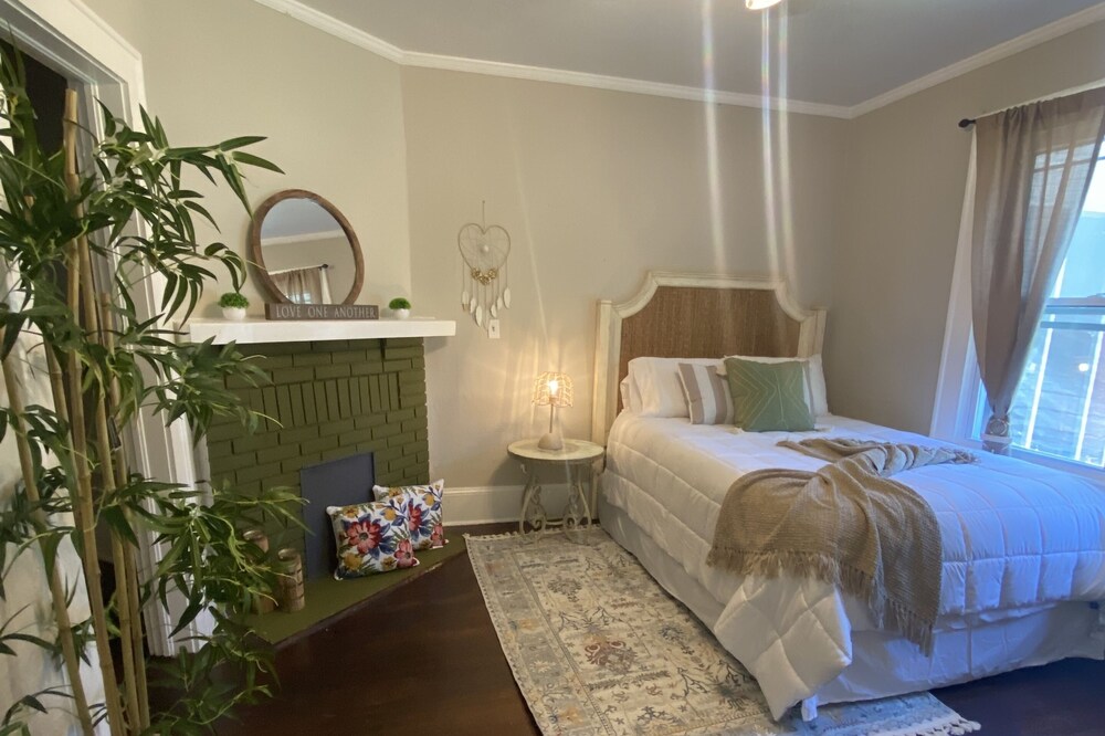 Cozy Boho Apartment ~5 mins from ✈️ Sleeps 4. Historical Area