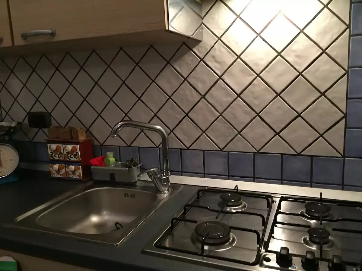 Kühlschrank, Herdplatte, Wasserkocher mit Kaffee-/Teezubehör