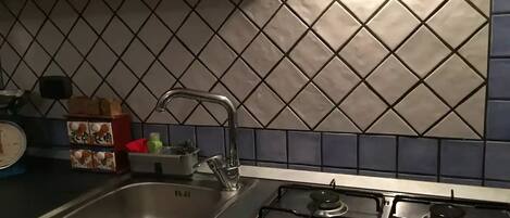 Kühlschrank, Herdplatte, Wasserkocher mit Kaffee-/Teezubehör