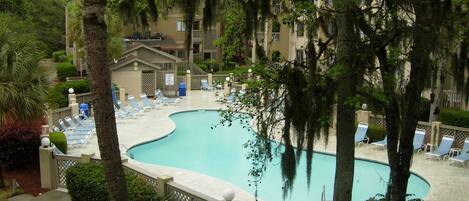 Una piscina al aire libre, una piscina climatizada