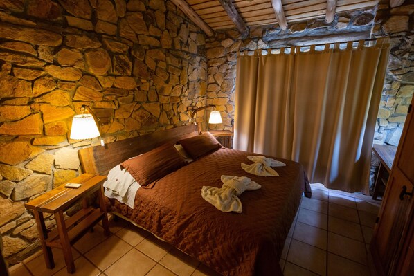 1 bedroom, desk, travel crib, WiFi