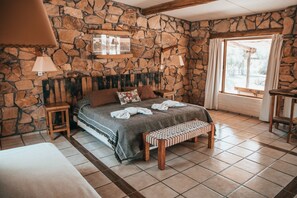 1 bedroom, desk, travel crib, WiFi