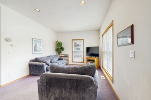 TV, fireplace, DVD player, foosball - Large home 1 block from the beach with ocean view, game room, fireplace & WiFi (Seaside)