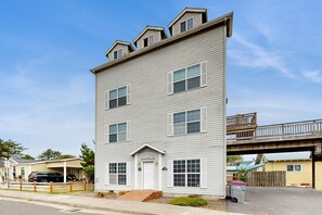 Exterior - Large home 1 block from the beach with ocean view, game room, fireplace & WiFi (Seaside)